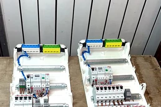 Compact junction enclosure with terminal blocks